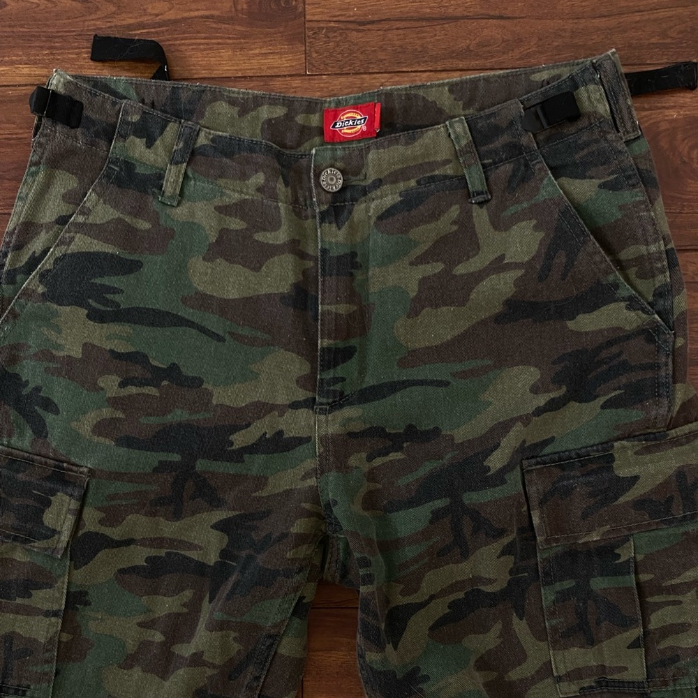 Dickies army pant in size women’s 5 equivalent to a medium